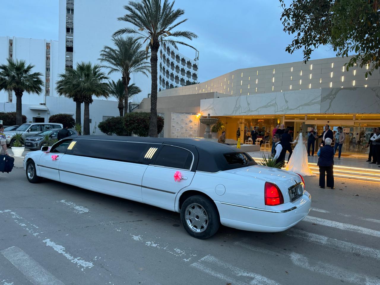 Limousine VIP tableau bord high-tech - Location luxe Tunisie écrans LCD climatisation